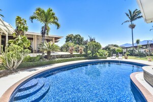 Una piscina al aire libre, tumbonas