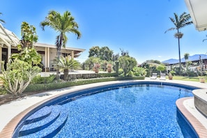 Piscine extérieure, chaises longues