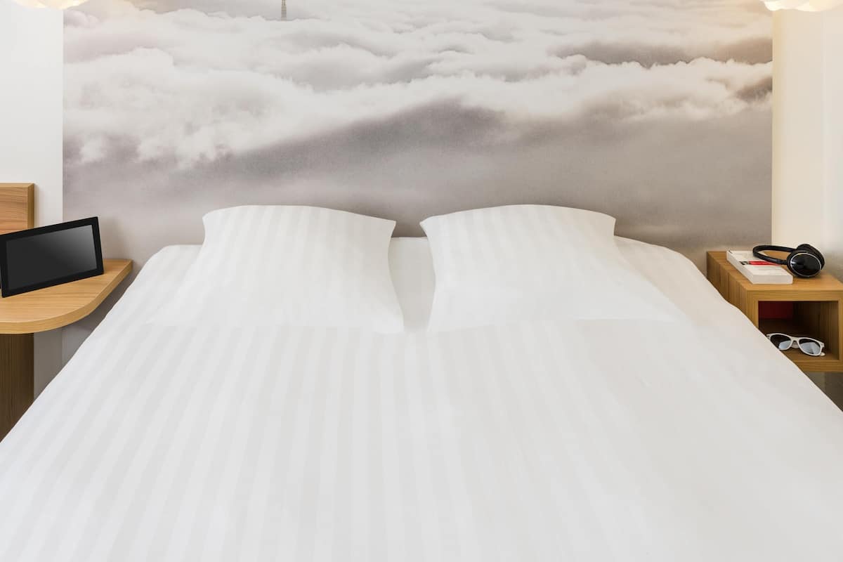 Quarto clássico, 1 cama de casal | 1 quarto, roupas de cama premium, escrivaninha, cortinas blackout