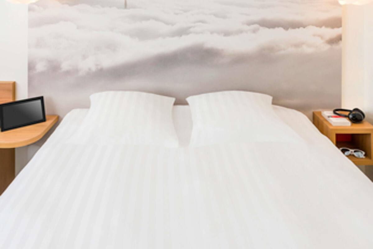 1 bedroom, premium bedding, desk, blackout curtains