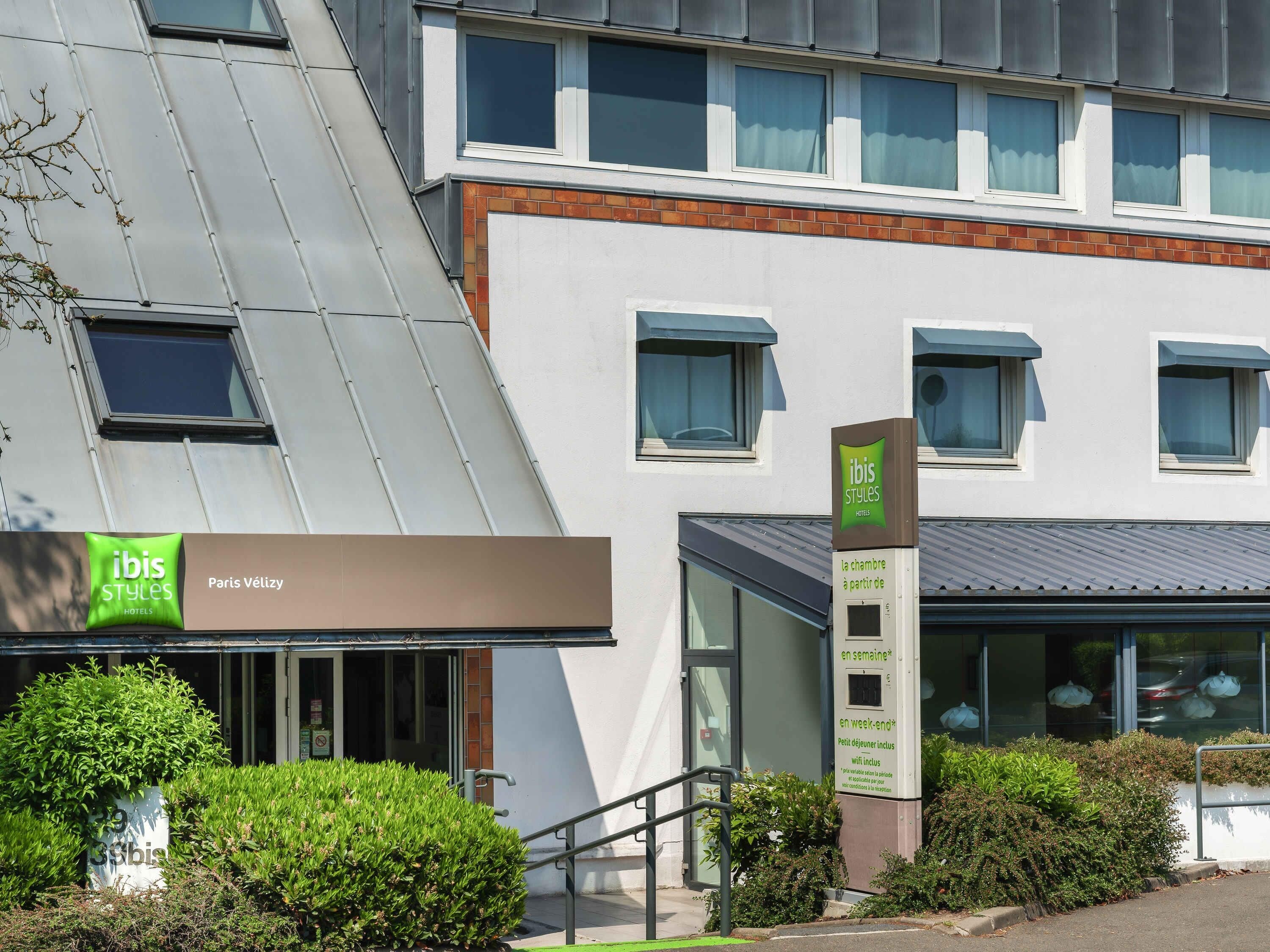 Un moderno edificio de hotel con el rótulo de ibis Styles Hotels.