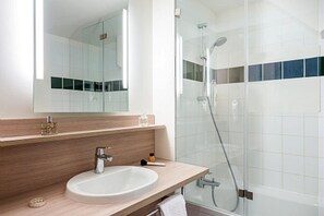 Milieuvriendelijke toiletartikelen, een haardroger, een bidet