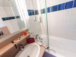 Classic Room, 1 Double Bed | Bathroom | Eco-friendly toiletries, hair dryer, bidet, towels - ibis Styles Paris Velizy (Velizy-Villacoublay)