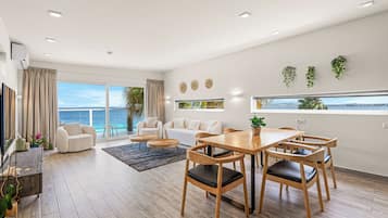 Penthouse, Meerblick | Wohnbereich | 43-Zoll-Smart-TV mit Digitalempfang, Netflix, Bücher