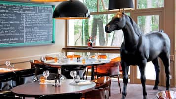 Lunch and dinner served, international cuisine