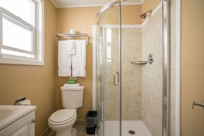 Habitación Premium, 1 cama King size | Baño | Amenidades de baño gratuitas, secadora de cabello, toallas 
