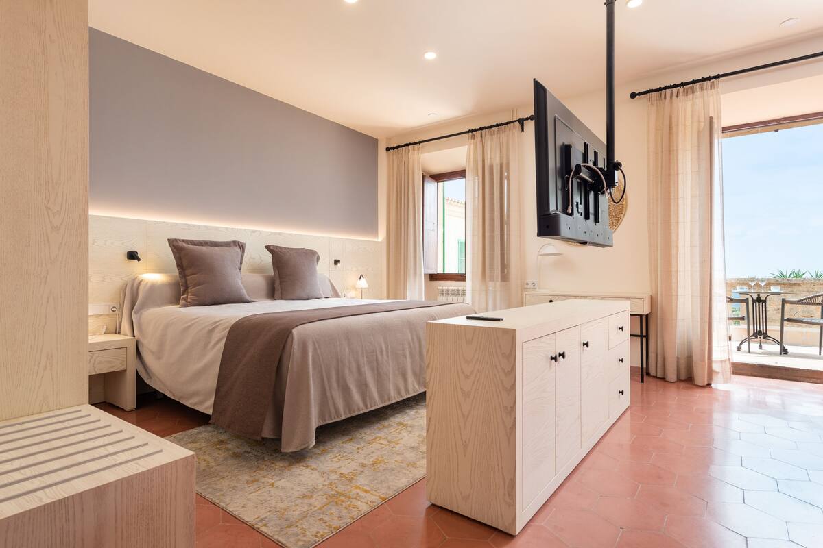 deluxe suite (2 adults) | 1 bedroom, free wifi, bed sheets