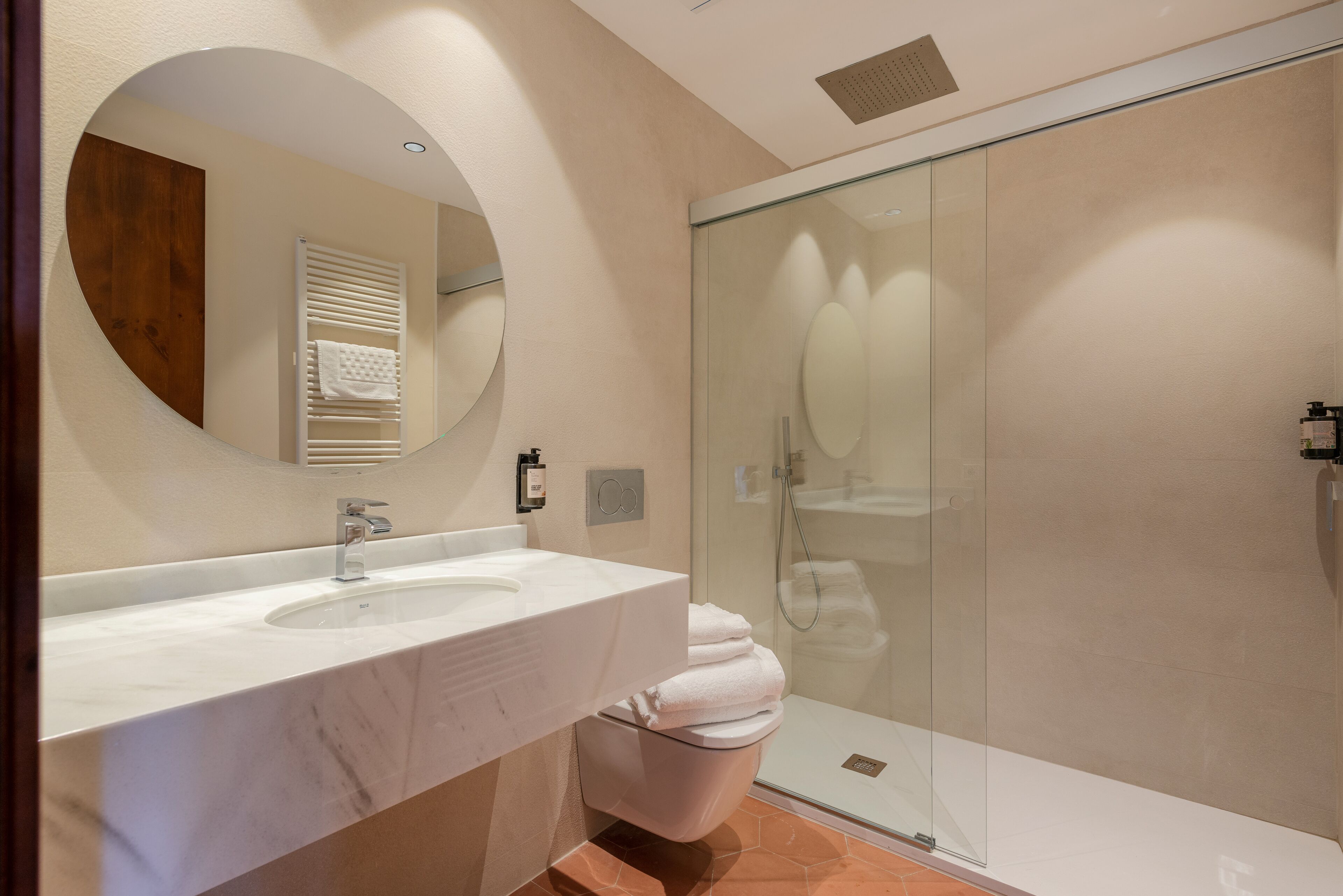 deluxe suite (2 adults) | bathroom | shower, free toiletries, hair dryer, towels