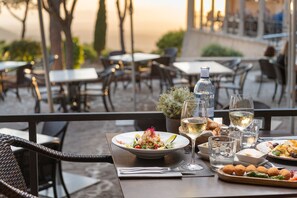 Sarapan, makan tengah hari dihidangkan; masakan Mediterranean, lautan