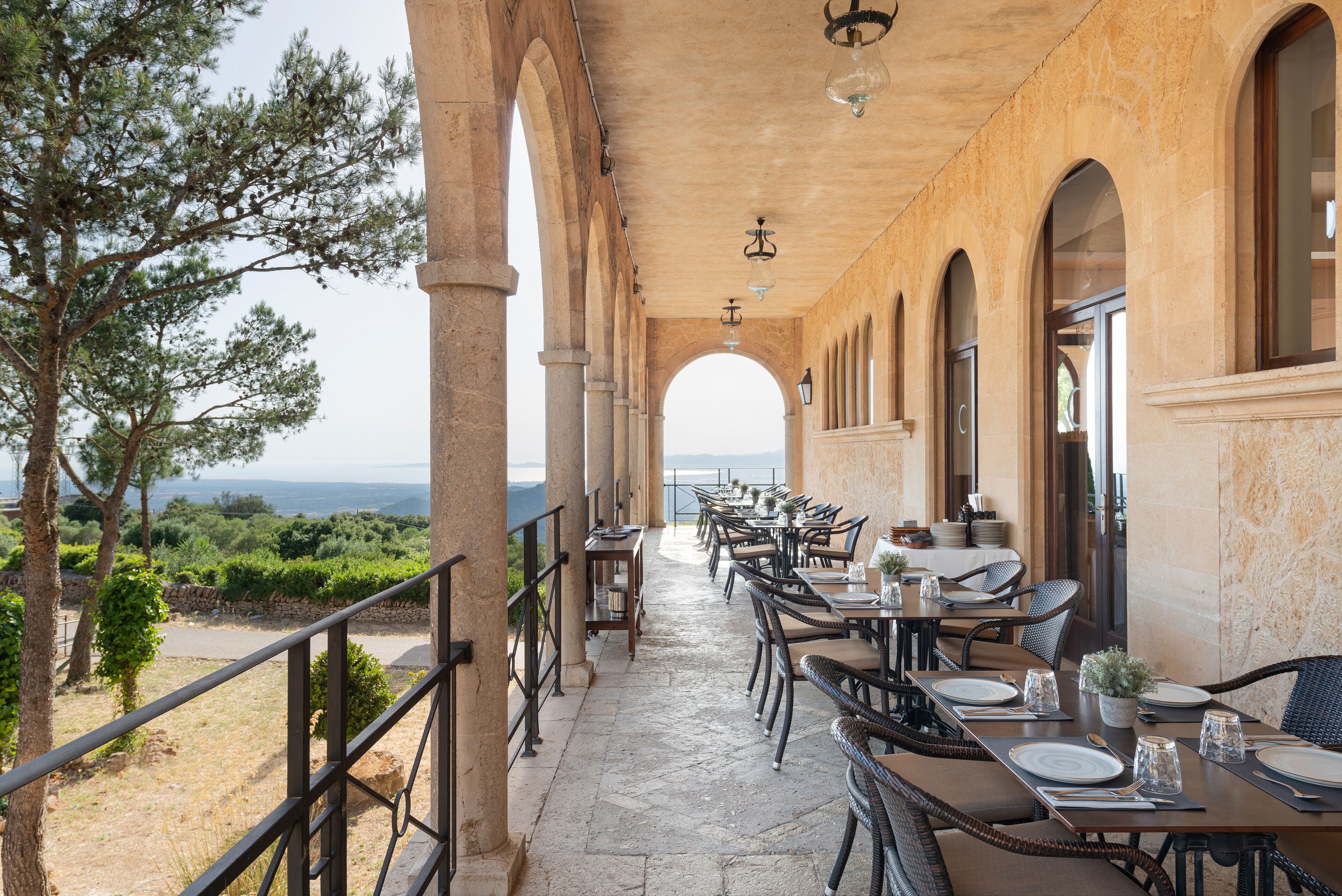 Aperto a colazione e pranzo, cucina mediterranea, con vista sul mare 