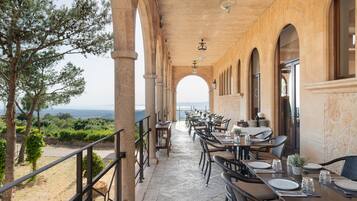 Aperto a colazione e pranzo, cucina mediterranea, con vista sul mare