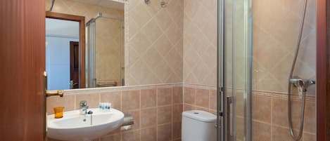 Ein Badezimmer mit Waschbecken, Toilette und Duschkabine.