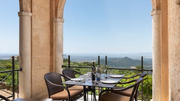 Serveert ontbijt, lunch, diner, Mediterrane gerechten, zeezicht