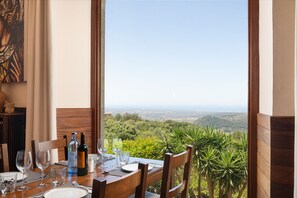 朝食、ランチ、ディナーに営業 (地中海料理、オーシャン ビュー)