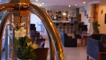 2 bares o lounges, bar junto a la alberca