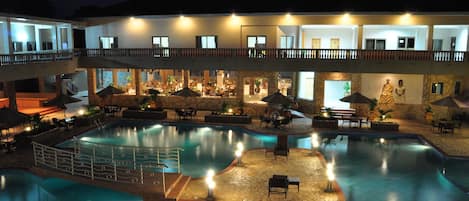 Außenpool, Sonnenschirme, Liegestühle