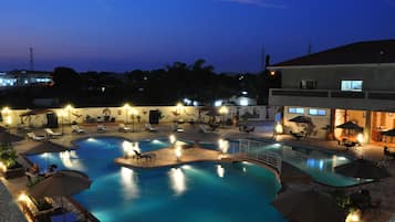 Outdoor pool, pool umbrellas, sun loungers