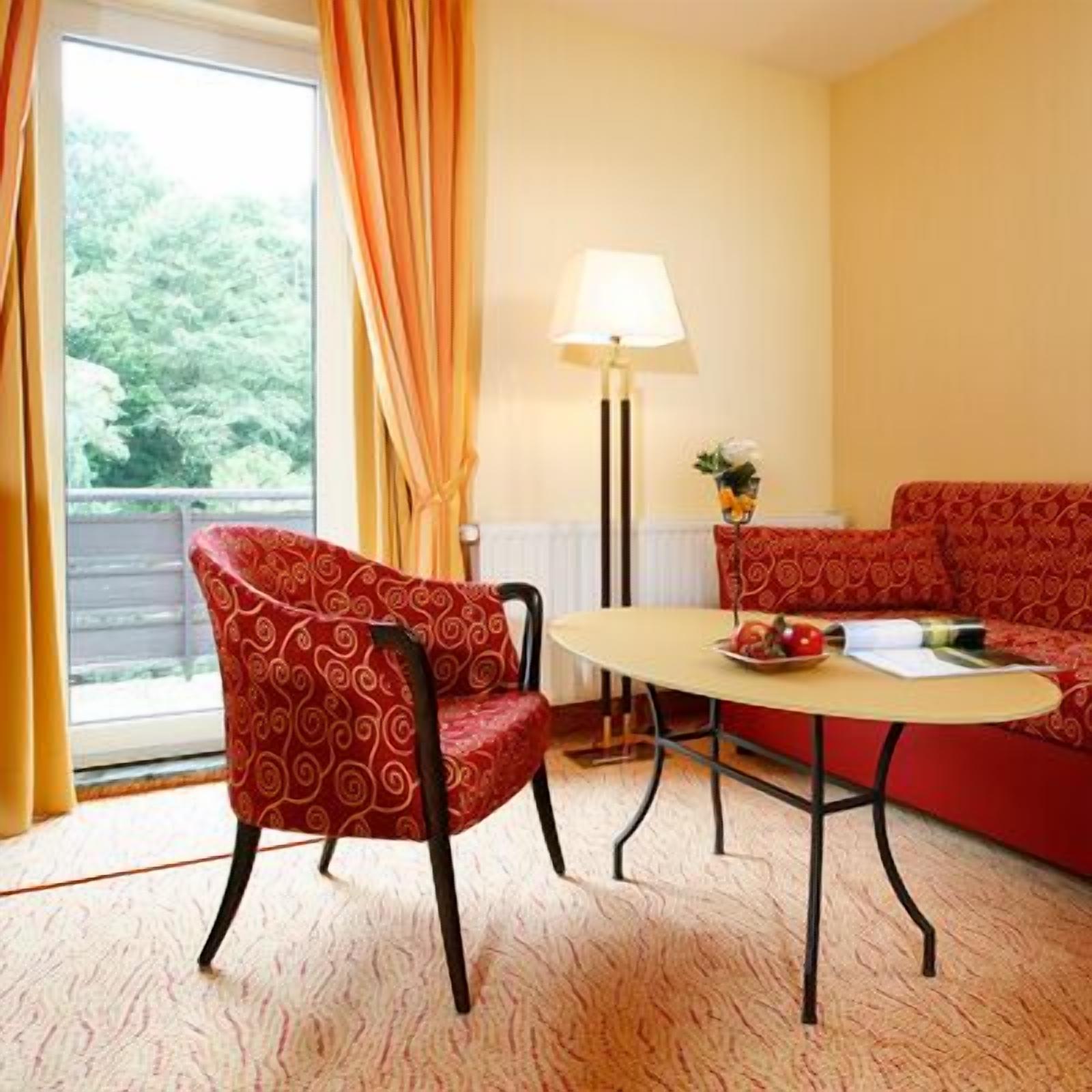 deluxe double room | living room | flat-screen tv