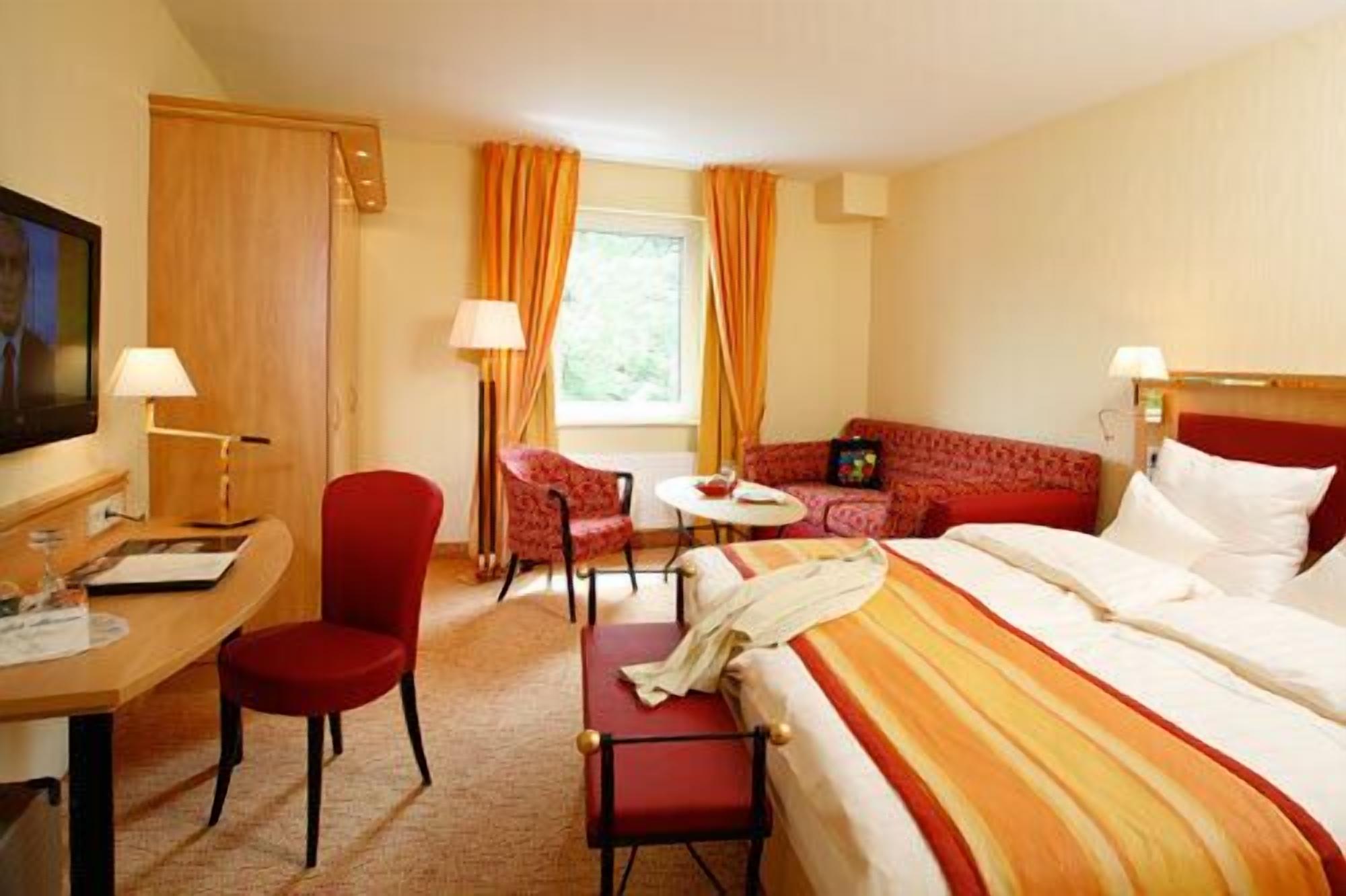 deluxe double room | hypo-allergenic bedding, minibar, in-room safe, individually furnished