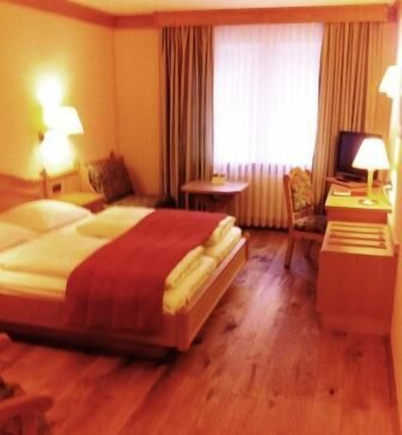 classic double room | living room | flat-screen tv