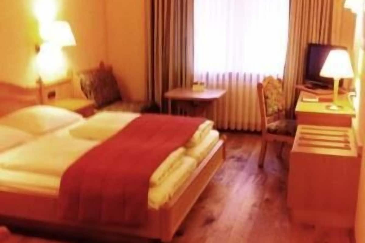 classic double room | living room | flat-screen tv