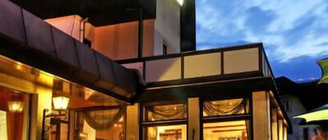 Boendets fasad - kvÀll/natt