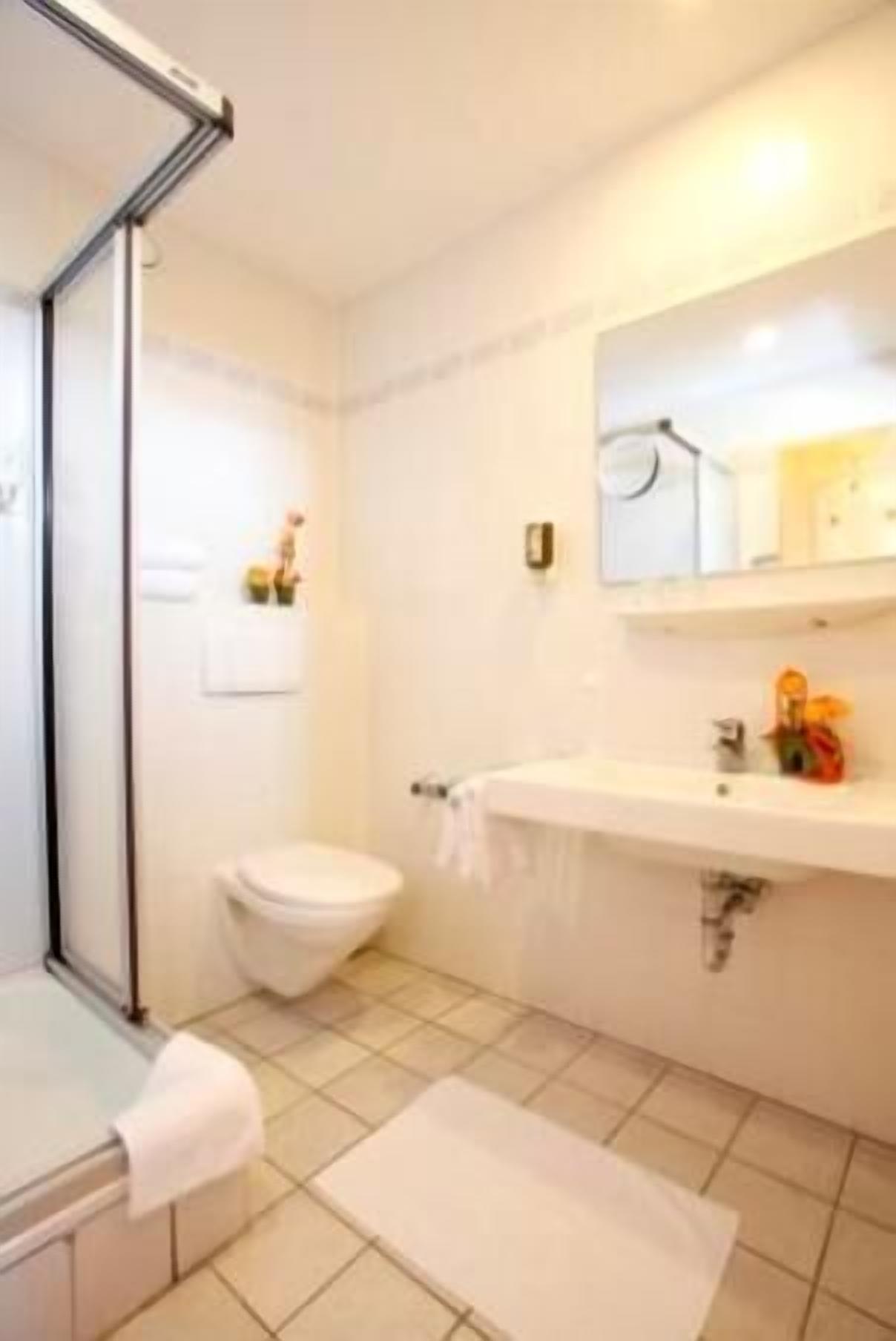 classic double room | bathroom | shower, hydromassage showerhead, free toiletries, hair dryer