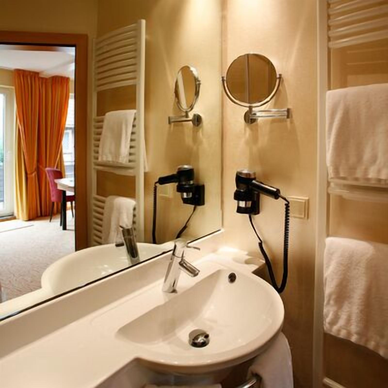 shower, hydromassage showerhead, free toiletries, hair dryer