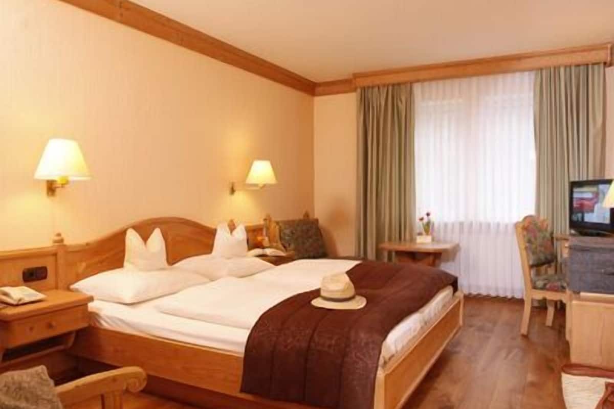 classic double room | hypo-allergenic bedding, minibar, in-room safe, individually furnished
