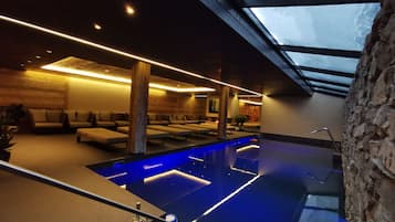 Inomhuspool, öppet 08.00 till 20.00, gratis cabanor och solstolar