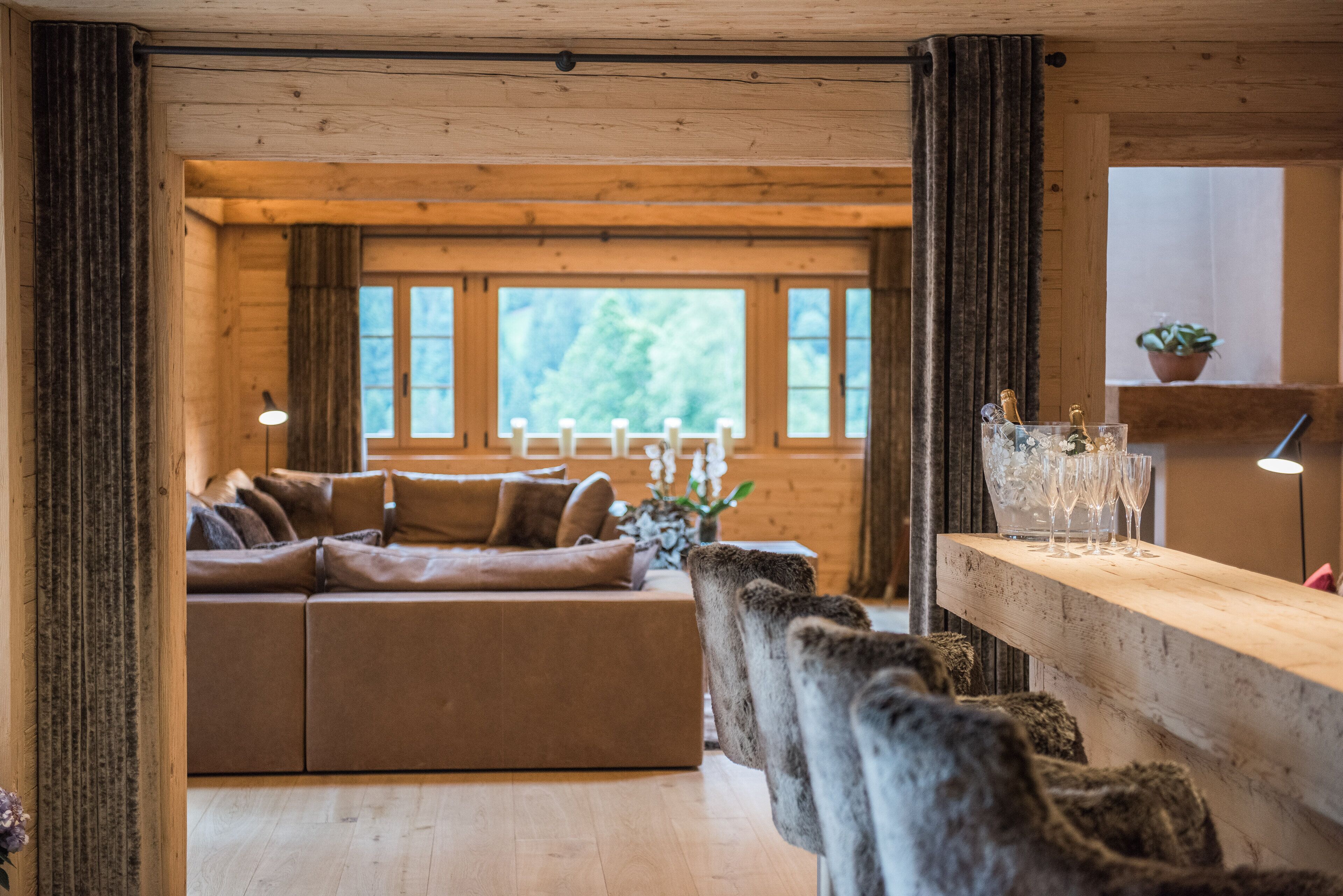 Serves lunch and dinner