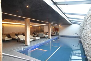 Indoor pool, open 8:00 AM to 8:00 PM, free cabanas, sun loungers - Hotel de Rougemont & Spa (Rougemont)