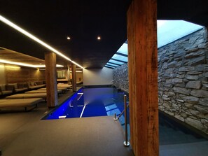 Alberca techada, acceso de 08:00 a 20:00, y camas balinesas gratuitas