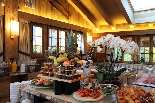 Daily buffet breakfast for a fee