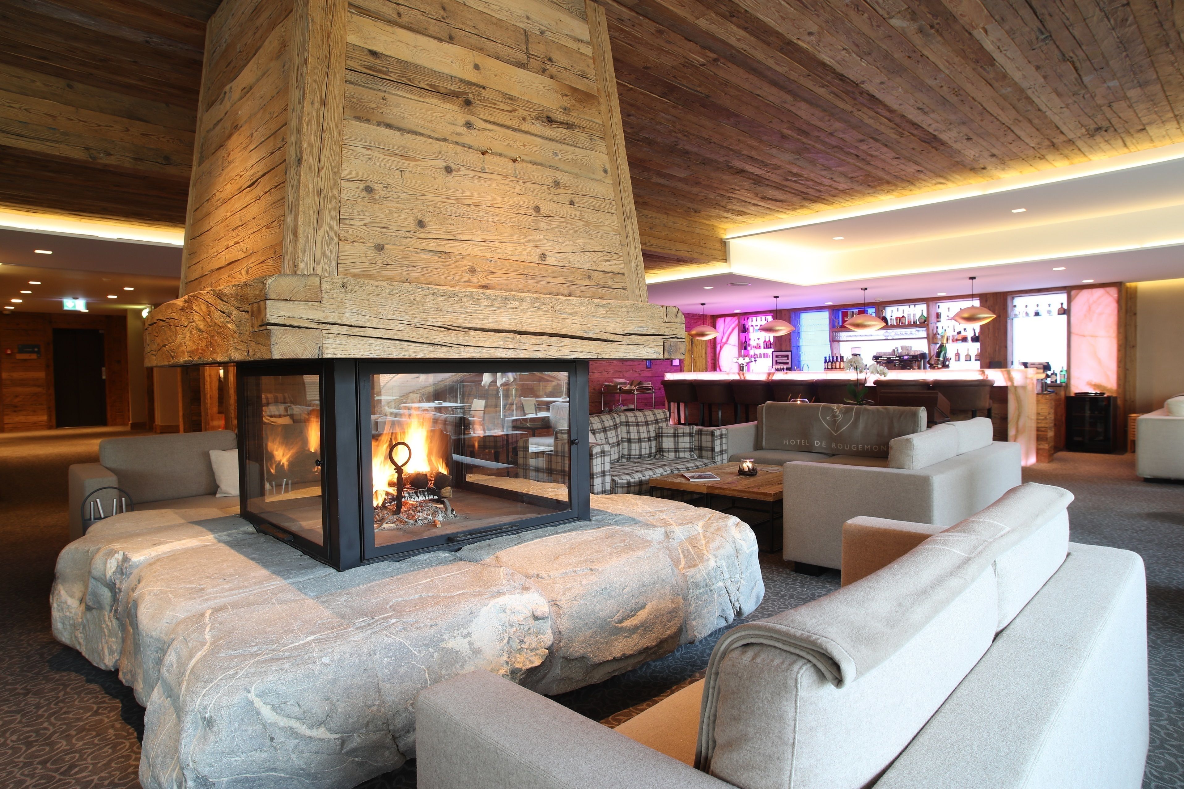 serves lunch and dinner