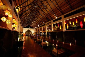 朝食、ランチ、ディナーに営業 (アジア料理)