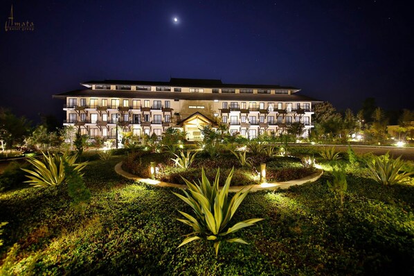 施設の正面 (日没後)