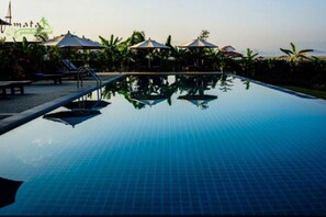 Piscina externa, guarda-sóis, espreguiçadeiras