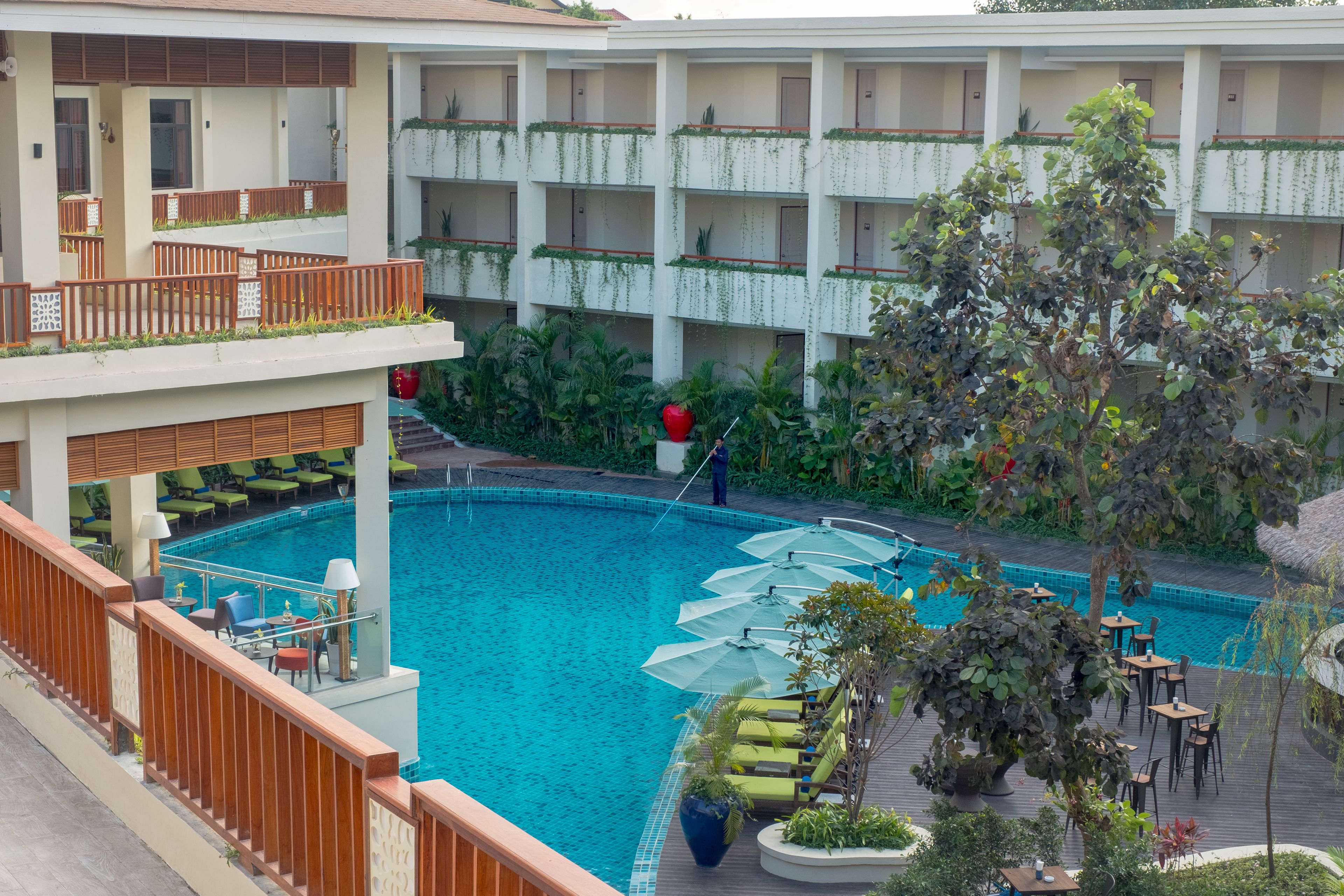 royal deluxe | minibar, in-room safe, desk, soundproofing