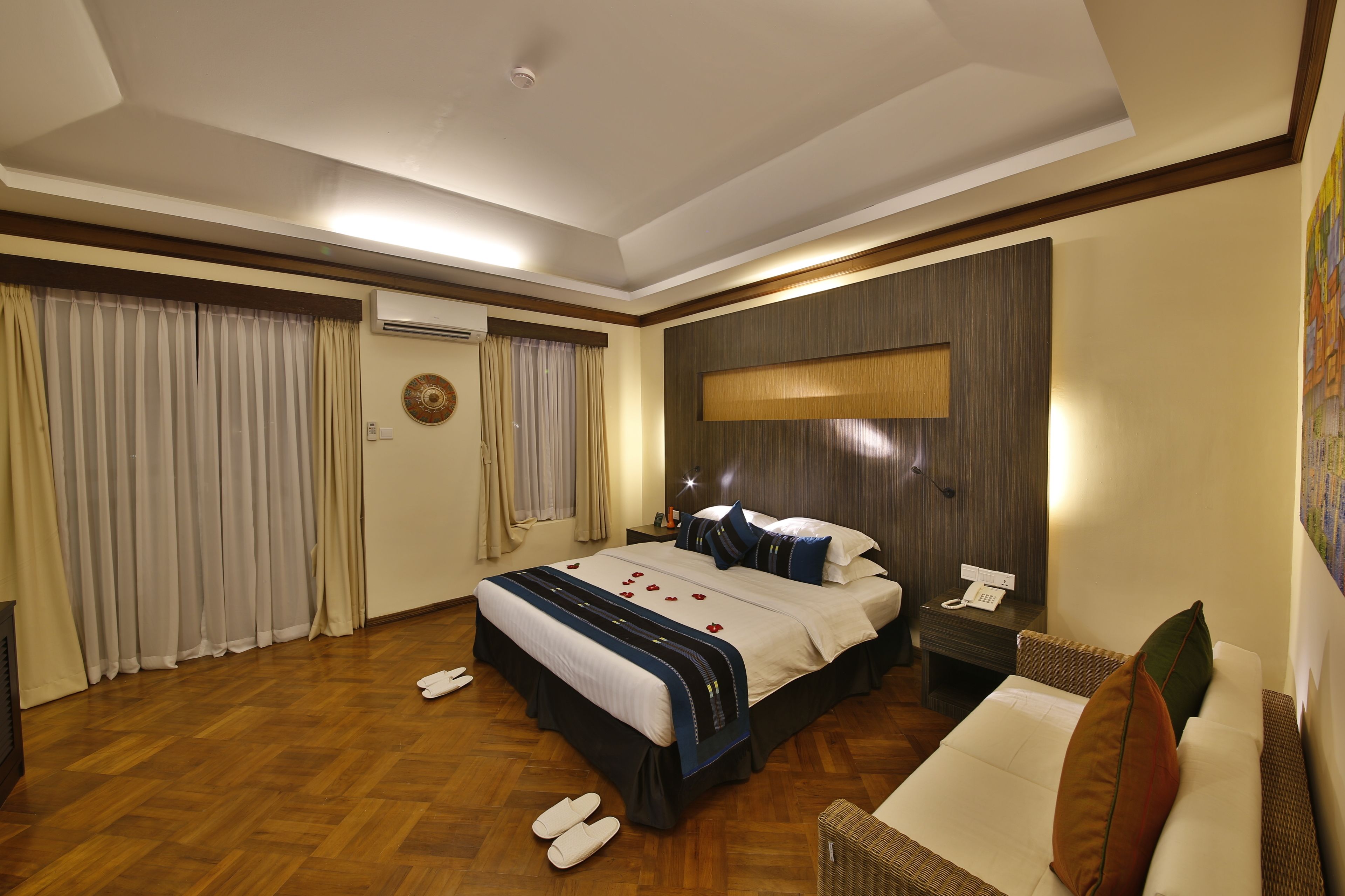 deluxe room | minibar, in-room safe, desk, soundproofing