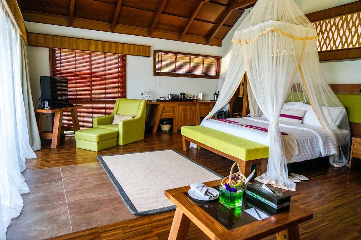 Amata Villa | Minibar, in-room safe, desk, soundproofing