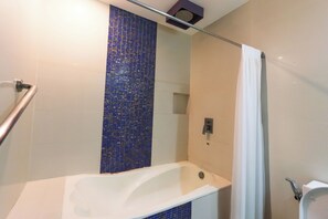 Suite | Baño | Regadera, amenidades de baño gratuitas, secadora de cabello, toallas 