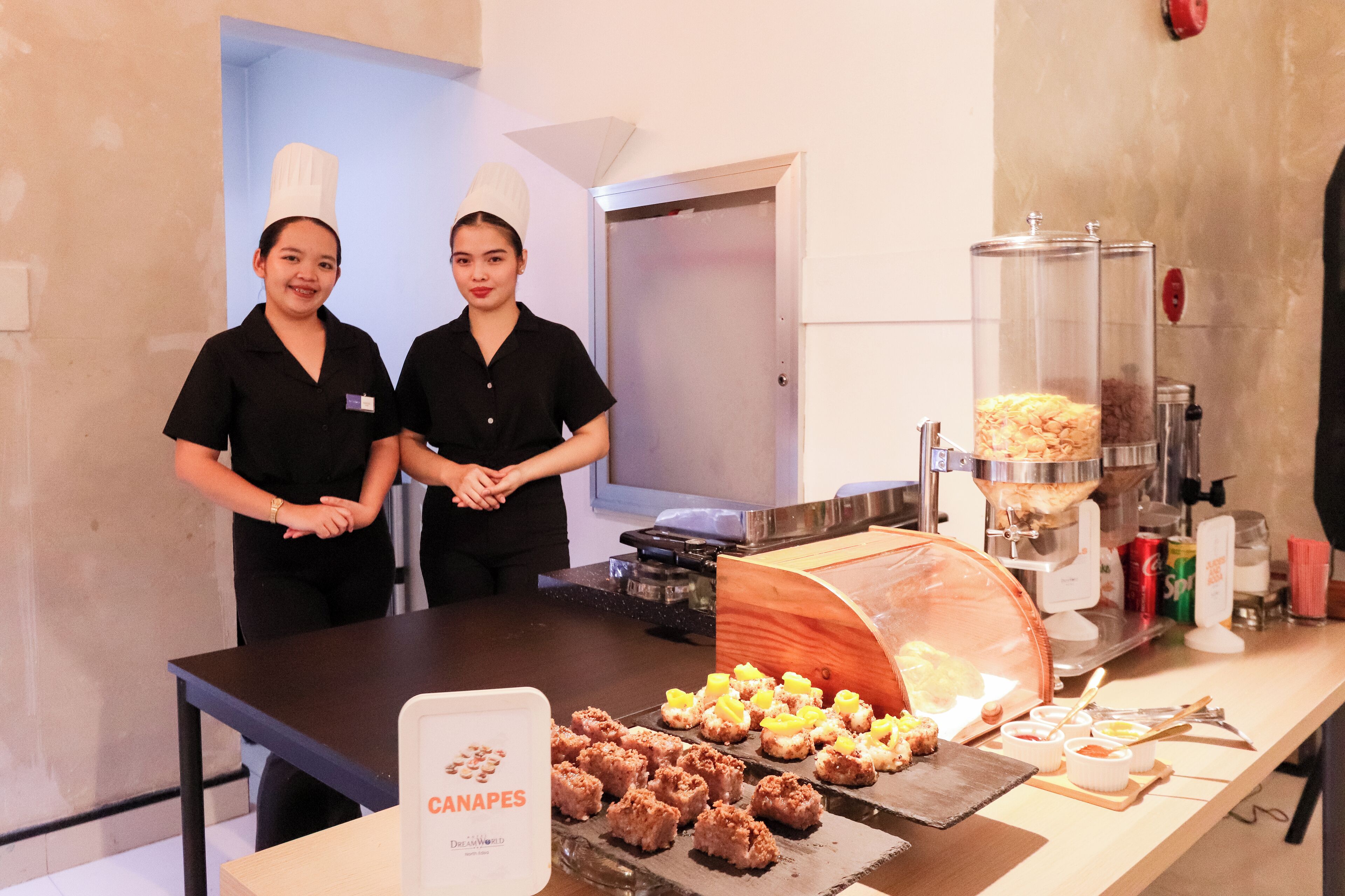 Mesa de buffet con diferentes tipos de comida y un cartel que dice 'CANDIES'.