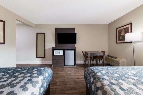 Econo Lodge Inn Suites On The River - Image 63
