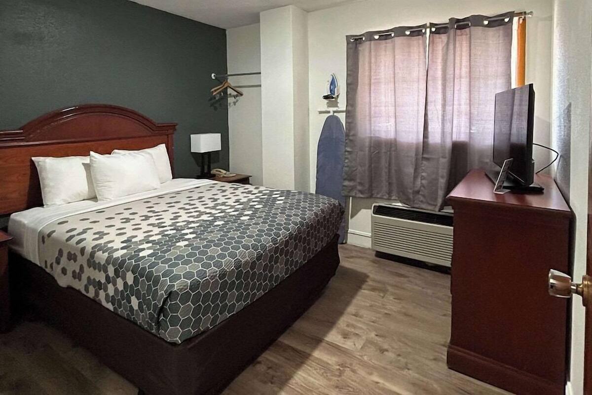 Premium bedding, in-room safe, desk, laptop workspace