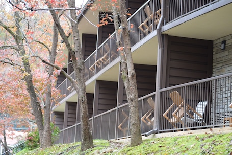 Econo Lodge Inn Suites On The River - Image 11