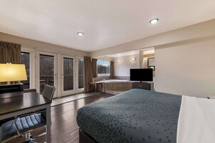 Ropa de cama de alta calidad y caja de seguridad en la habitación 