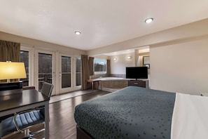 Suite, flere senger, ikke-røyk | Sengetøy av topp kvalitet, safe på rommet og skrivebord