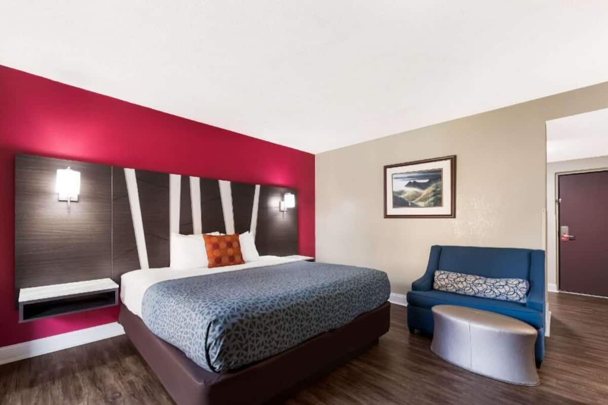 Premium bedding, in-room safe, desk, laptop workspace