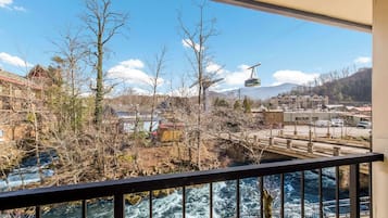 Ropa de cama de alta calidad y caja de seguridad en la habitación